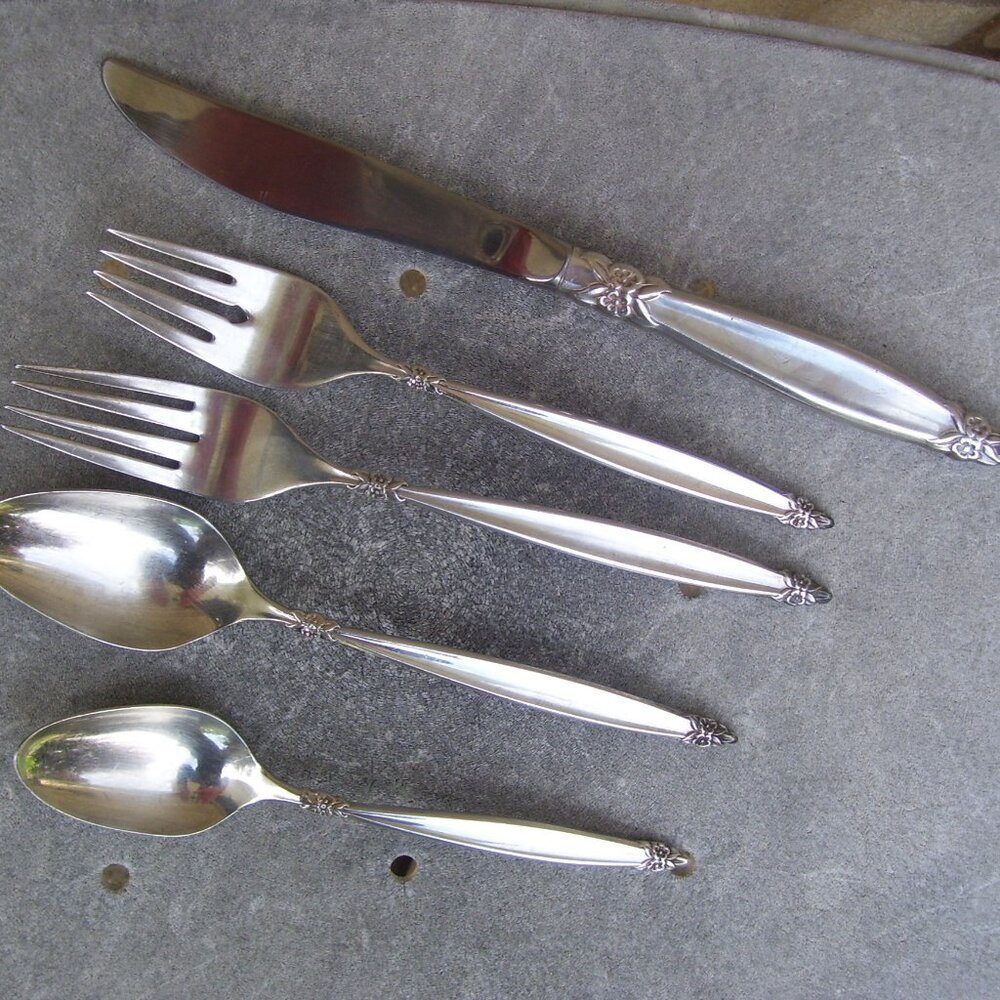 VINTAGE SILVERPLATE 1847 ROGERS - GARLAND -  1 TABLE PLACE SETTING 5 PIECES NICE